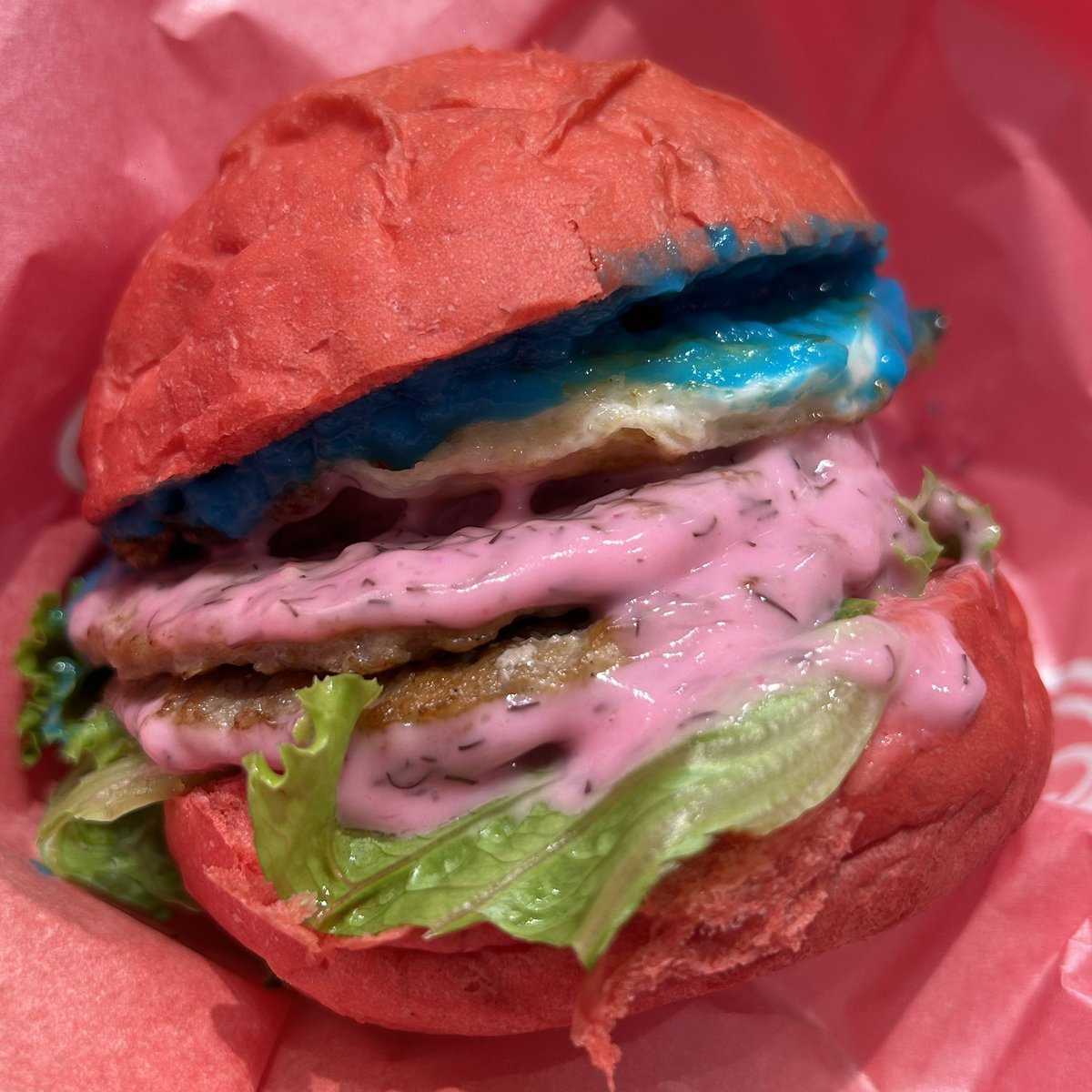 hdc2m's tweet photo. やっぱ週末は赤いゾウのケツ見ながら変な色のハンバーガー食べないと。 https://t.co/gKb3Abobjf