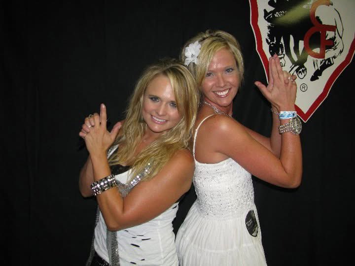 Pinkbarb27's tweet photo. Time is a vortex.  In almost a week @mirandalambert  finally returns to Colorado.  So FBF to 2010 when I first had a meet and greet. Nervous me opted for basic b pose 😬 https://t.co/r1lWW3gvqK