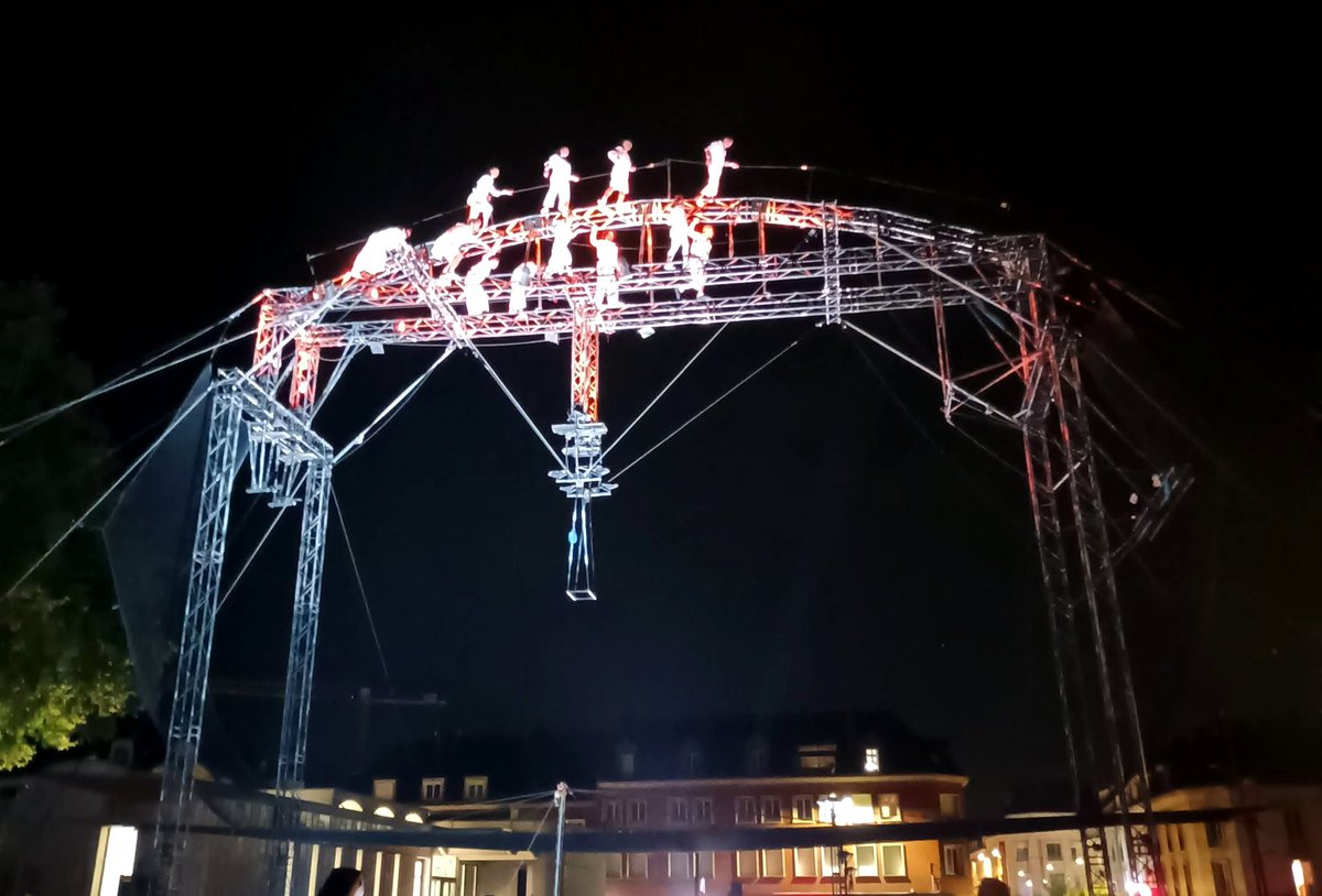 CathMelin's tweet photo. Ce soir, j'ai pu voir une partie de la générale du spectacle qui sera donné demain soir, pour les 800 ans de la cathédrale de #Beauvais. ✨️
C'était sympa et impressionnant ! 😱 https://t.co/XNetrUSVjC