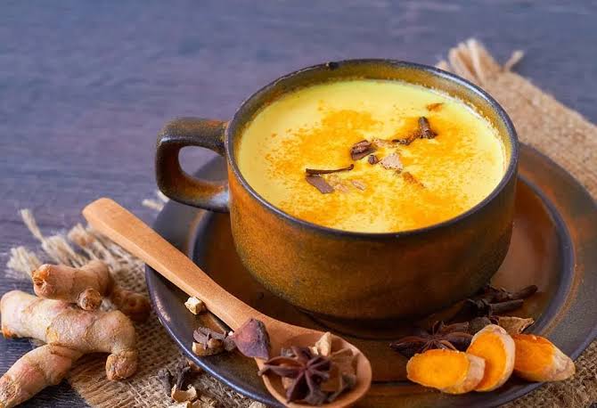 No chai, No coffee only Haldi ka doodh 😋

The best we prefer is turmeric milk with pinch of black pepper which helps in better absorption of curcumin and also helps in reduction of kapha dominance of milk at some extent.

theherbsmagic.com/blogs/663d82ee…