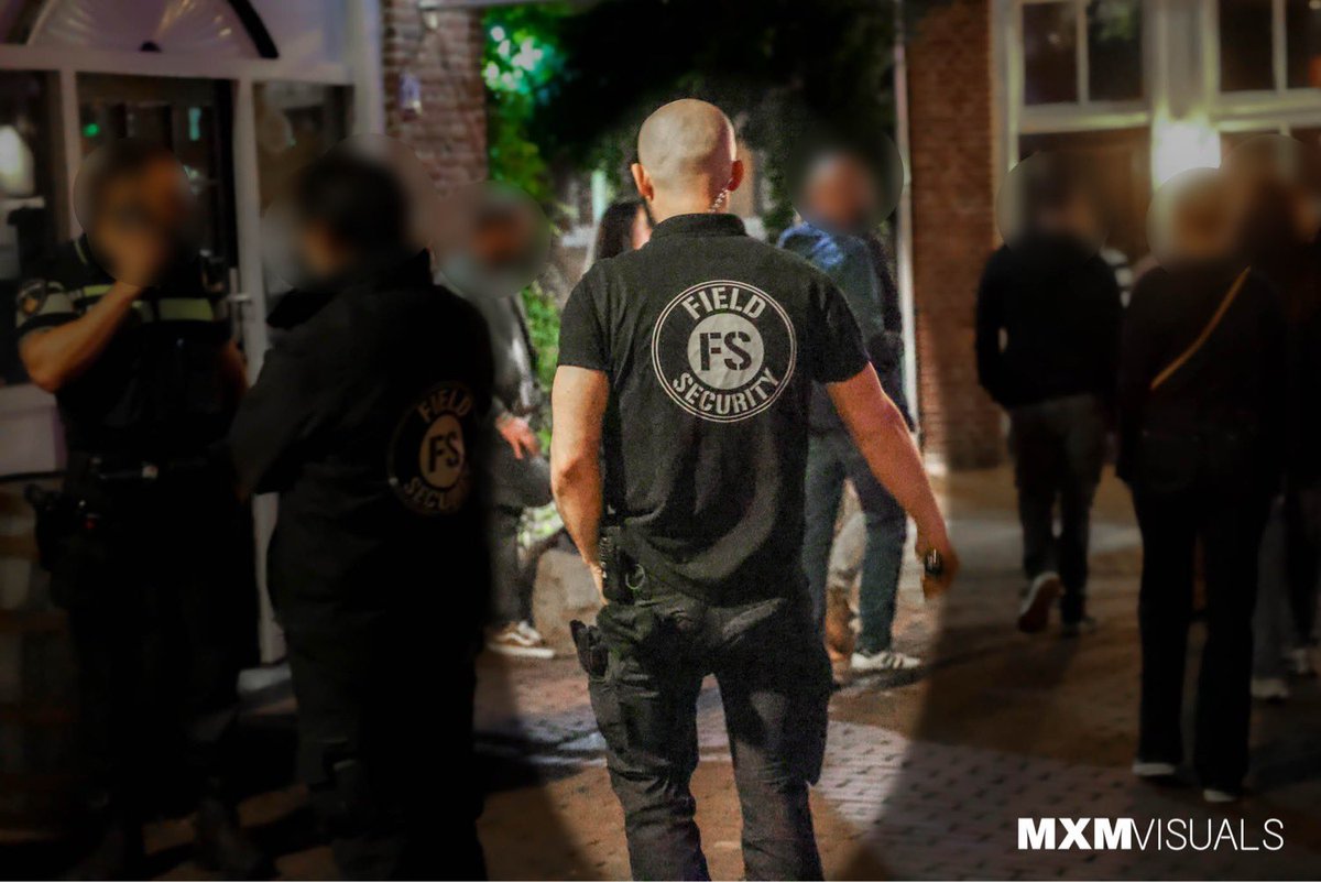 Afgelopen nacht was ik als #fotojournalist aanwezig in de binnenstad van Amersfoort bij onrust (ruzies &amp; zwaar vuurwerk). De politie was met meerdere eenheden aanwezig en controleerde/fouilleerde jongeren, o.a. in de Windsteeg, op bezit van vuurwerk. Er werd namelijk met zwaar