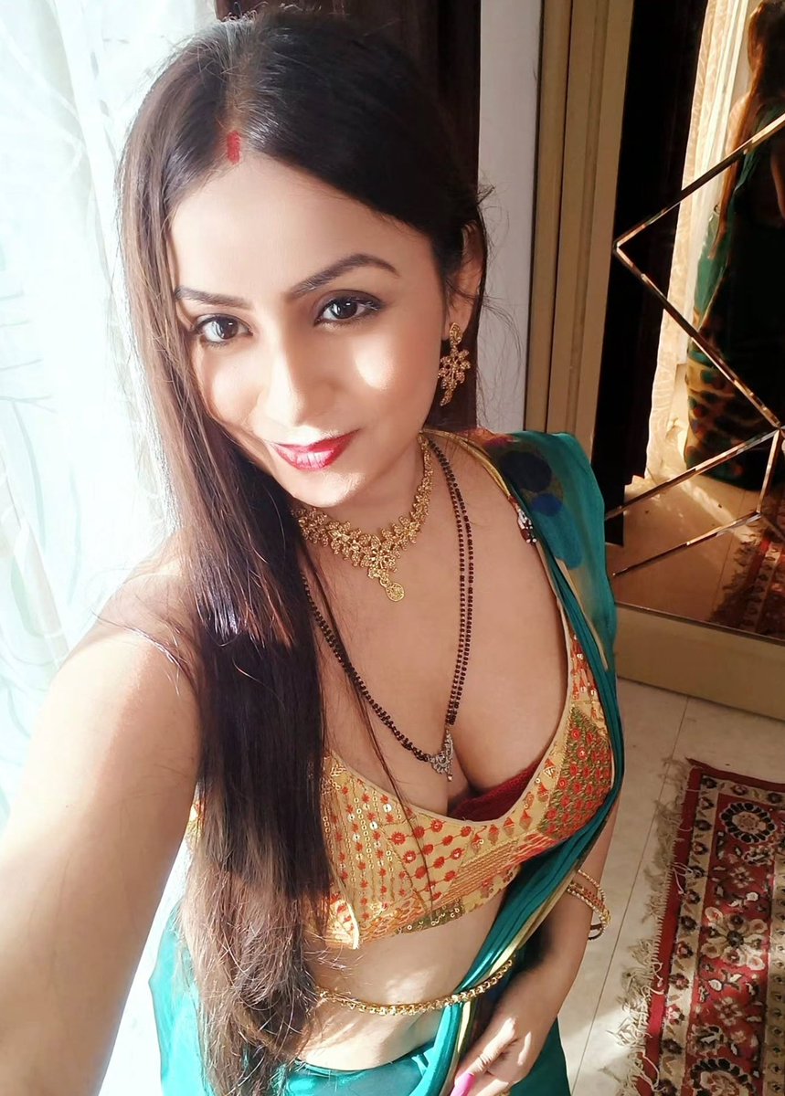 priyaabhabhii's tweet photo. Good morning 🌄 
Hip chain or necklace? https://t.co/o3kWpooB4Z