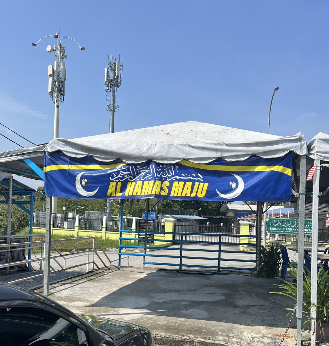 Oh please the Hamas here is peaceful you can enjoy a hot kopi O after Maghrib prayer