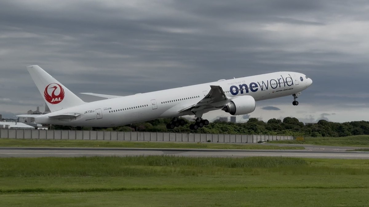 Point_P_Dive's tweet photo. Osaka Int'l Airport RJOO ITM 14R↗
Japan Airlines JL112 HND-ITM
Boeing 777-346 (ER) JA732J OneWorld livery

みんな大好き732J。疲れてるし逆ランはいいやと思ってましたが732Jの文字を見て伊丹へ直行しました。逆ラン×732Jというこの先ないであろう状況に興奮が止まりませんでした！！ https://t.co/uDKYHcNNCA