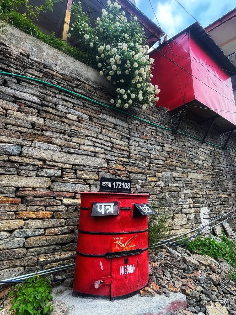 IndiaPostOffice's tweet image. In the calm beauty of Kalpa, Himachal Pradesh, with its tall mountains and crisp mountain air, this little red letterbox 📮 quietly stands, holding emotions, hope, and countless memories over the years.
Courtesy: @Placesdishes
#PicOfTheDay #IndiaPost #HimachalPradesh #Kalpa…