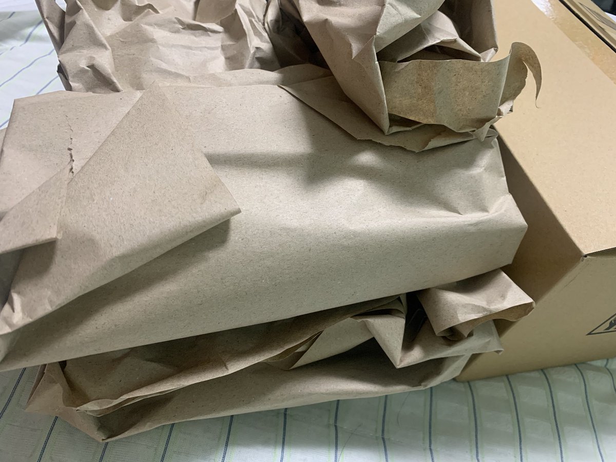 アルバムのグッズも届いたんだけど
箱大き過ぎません？緩急材の紙が95%だよ？

大和さんのオープン商品しか買わなかったけど
購入特典も大和さん😆大勝利