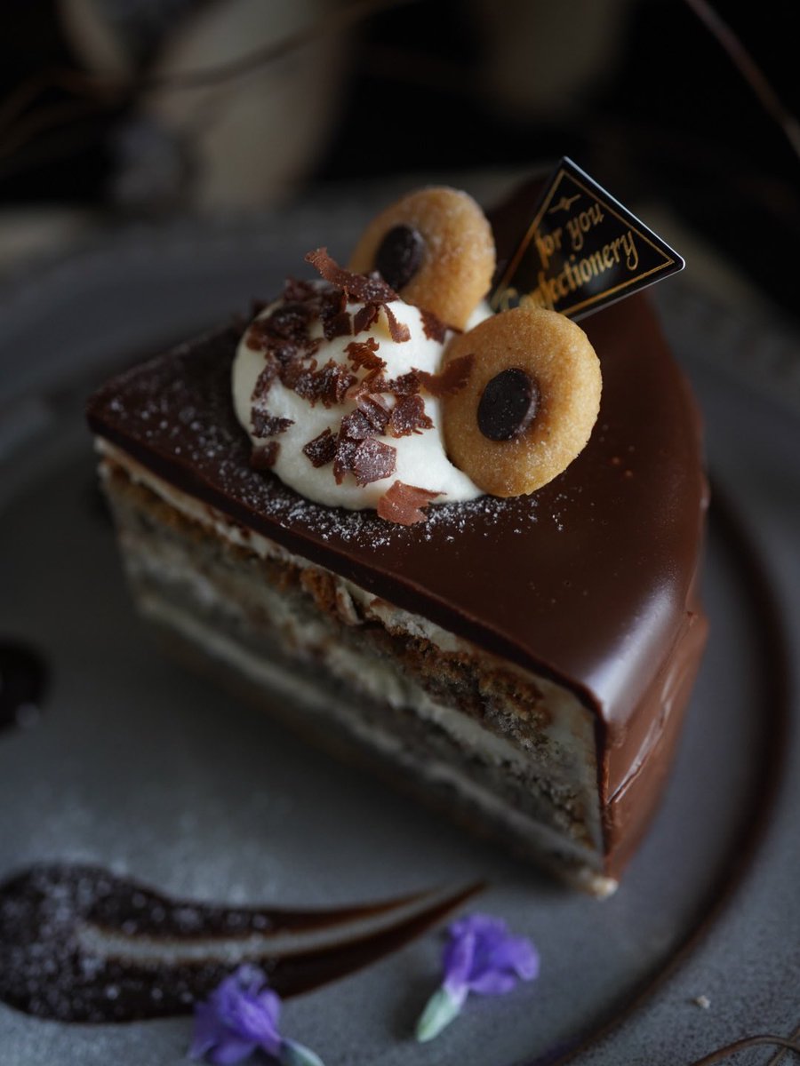 パティシエの気まぐれケーキ🍰
定番のチョコガナッシュがハロウィンバージョンとなって登場！🎃
今回のスポンジ生地には紫芋パウダーを使っています🍠
ぜひご賞味ください😉
#ハロウィンケーキ　#ならまち　#焼き菓子