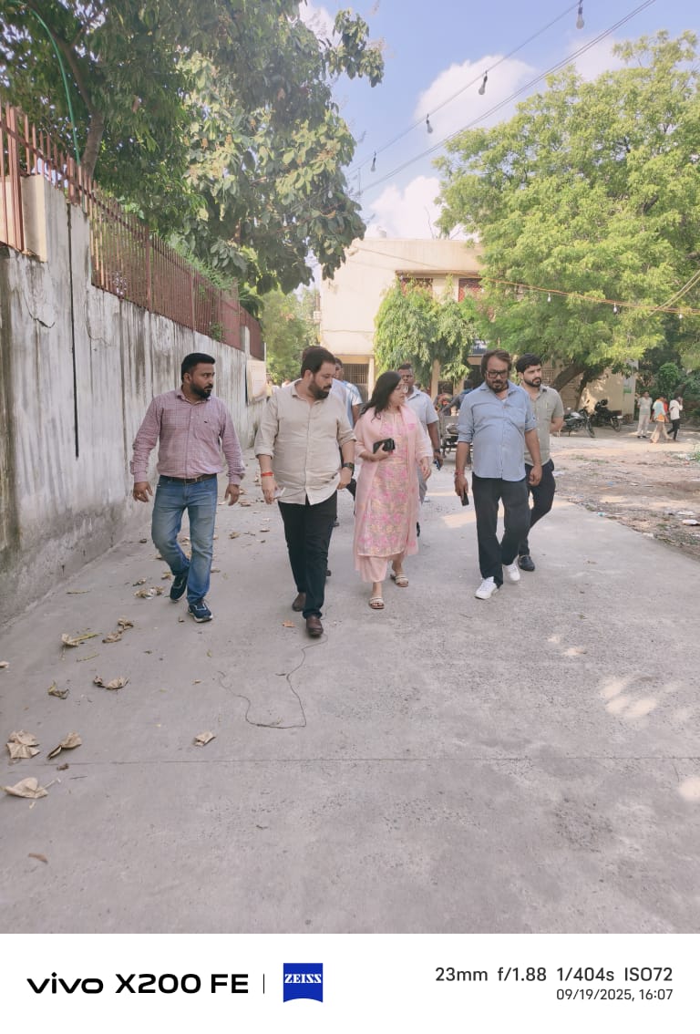ManishChadhaBJP's tweet image. ।।जय माता दी।।
शरद नवरात्रि के आगमन पर दिल्ली नगर निगम की उपायुक्त के साथ झंडेवालन मंदिर का निरीक्षण किया, वहां की साफ सफाई एवं अन्य सुविधाओं का जायजा लिया, मंदिर परिसर में सभी प्रकार की कमियों को दूर करने के लिए अधिकारियों को निर्देशित किया।
#HappyNavratri #Jhandewalan