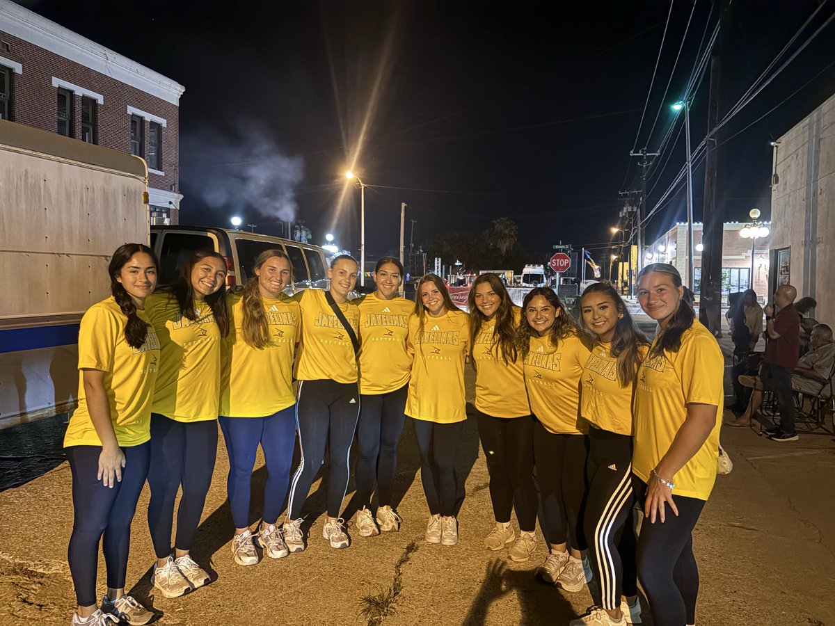 On Friday Night a few of our Javelina softball players volunteered their time to help set up tables and chairs for Viva El Centro… #jalisco #Loshogs #Hogwild
