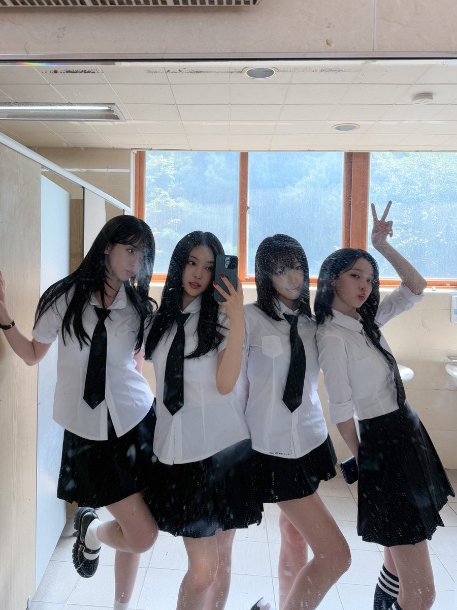 aespa_official's tweet image. 𝗥𝗜𝗖𝗛 𝗕𝗔𝗡𝗗

youtu.be/oddC2Ww5uNM

#aespa #æspa #에스파
#RichMan #aespaRichMan
#SchoolofRich #스쿨오브리치