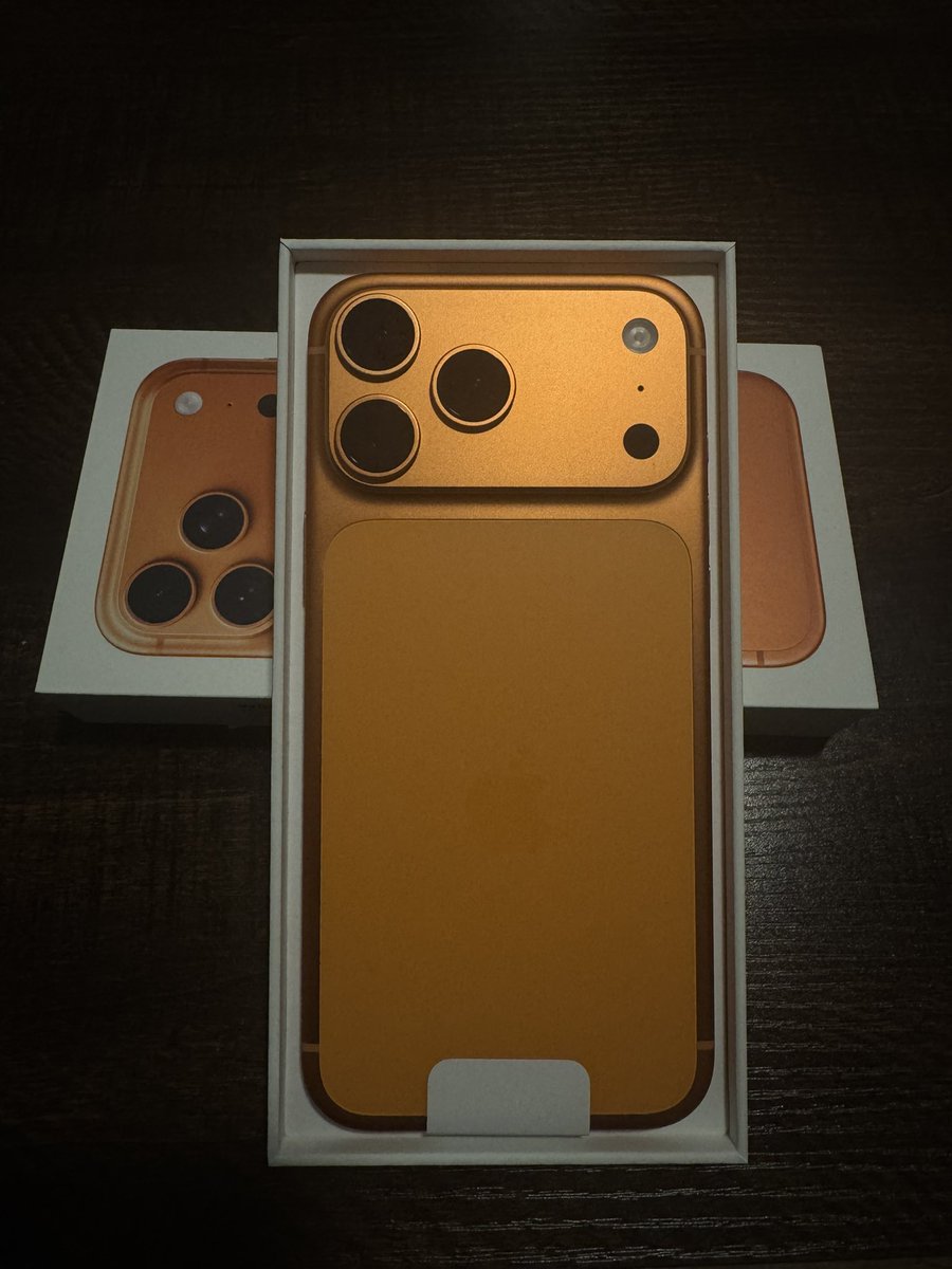 OG3Wayne's tweet image. Store launch for iPhone 17 🤩

I got my preorder in today and finally got everything moved over and setup! 

Back to the grind mañana 😴