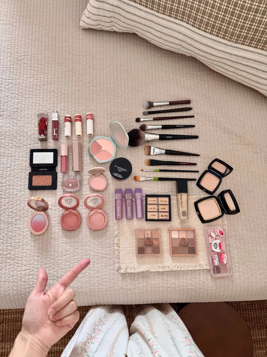 Senna_Taylor68's tweet image. No need for much, just this set of tools is enough to confidently shine anywhere 🌟 #MakeupAddict #MyBeautyCorner #HappySkin