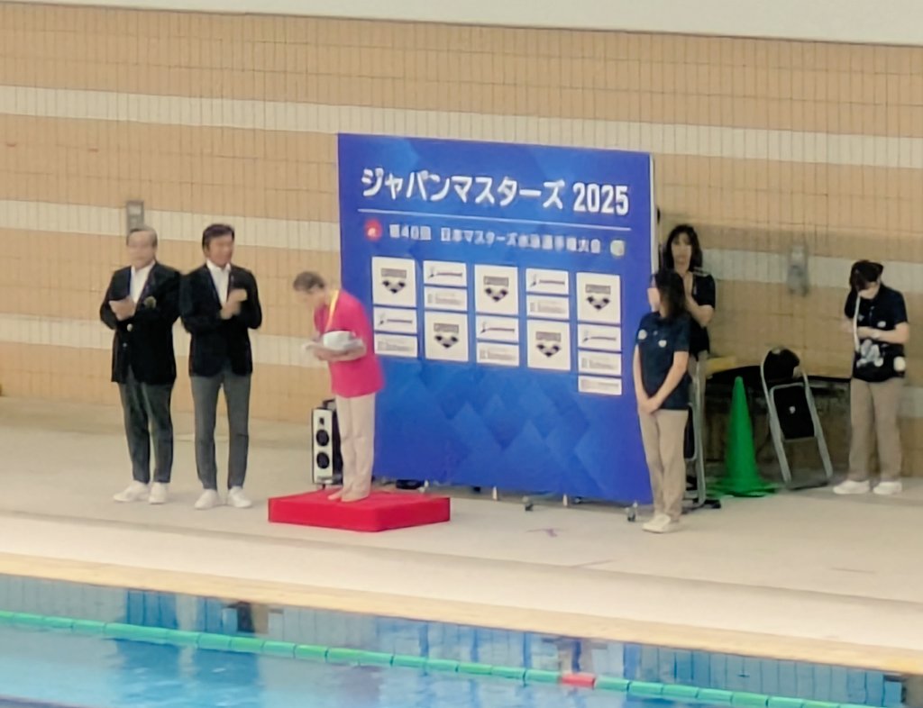 マスターズに出ていて、いつも感銘を受けるのが、このような瞬間。90歳区分で世界新記録！自分も長きにわたって泳ぎ続けて、いつか実現したい。

#ジャパンマスターズ2025