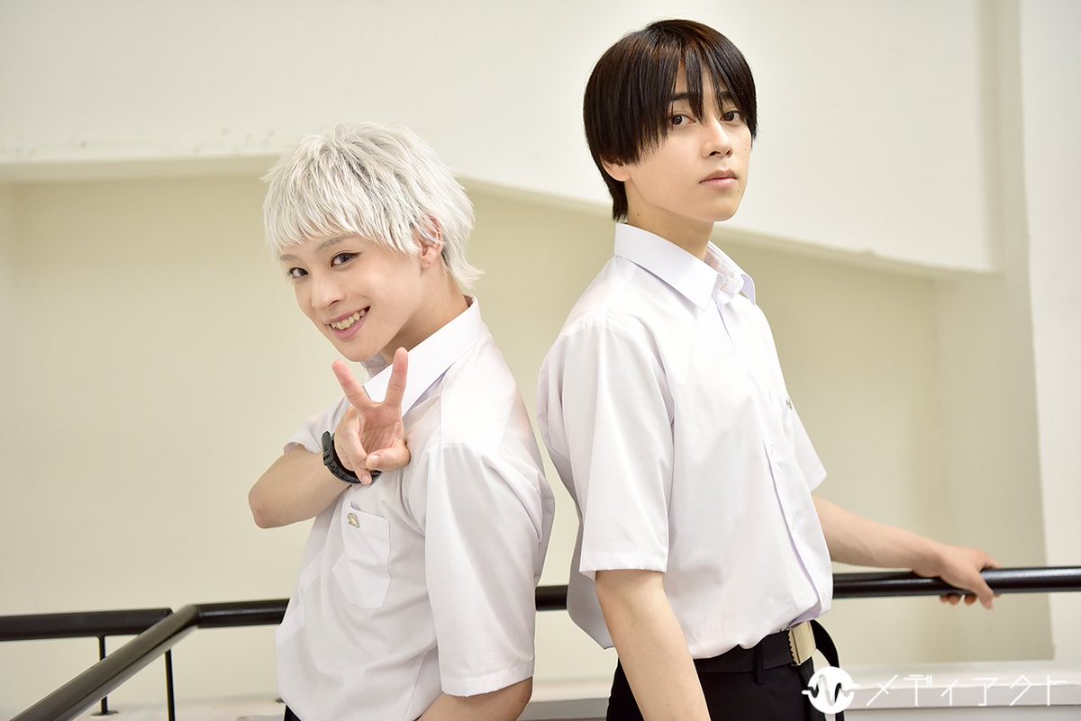 mediact_info's tweet photo. 【インタビュー】
舞台『光が死んだ夏』
第一印象や作品にかける意気込み！（辻中佳紀役・本島純政、ヒカル役・今牧輝琉）

写真15枚掲載！
https://t.co/07gASV1wNg
チェキプレゼント企画あり！
※詳細はリプライをご確認ください

#光が死んだ夏 #ひかなつ舞台 #本島純政 #今牧輝琉 https://t.co/J4fSUVzUHa