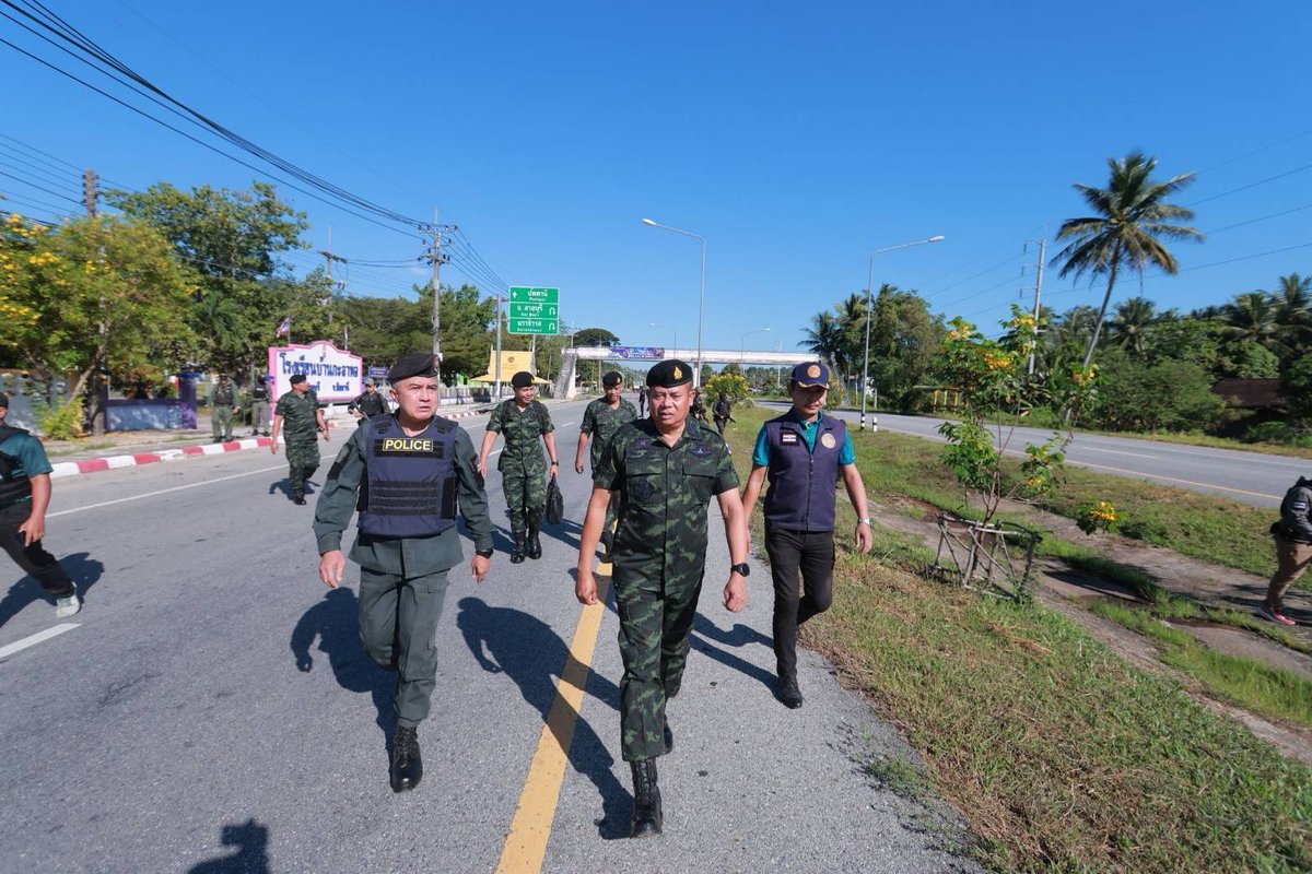 พล.ท.ไพศาล หนูสังข์ แม่ทัพภาค 4 ลงพื้นที่ตรวจสอบเหตุระเบิดหน้าป้อมตำรวจทางหลวงกลาพอ ต.เตราะบอน อ.สายบุรี จ.ปัตตานีเมื่อคืนที่ผ่านมา 
ทำให้อาคาร รถทางราชการเสียหาย แต่ไม่มีผู้บาดเจ็บ เบื้องต้นพบว่าผู้ก่อเหตุซุกซ่อนระเบิดในรถจยย.แล้วนำมาจอดข้างป้อมก่อนจุดชนวน <a href="/ThaiPBS/">Thai PBS</a> <a href="/ThaiPBSNews/">Thai PBS News</a>