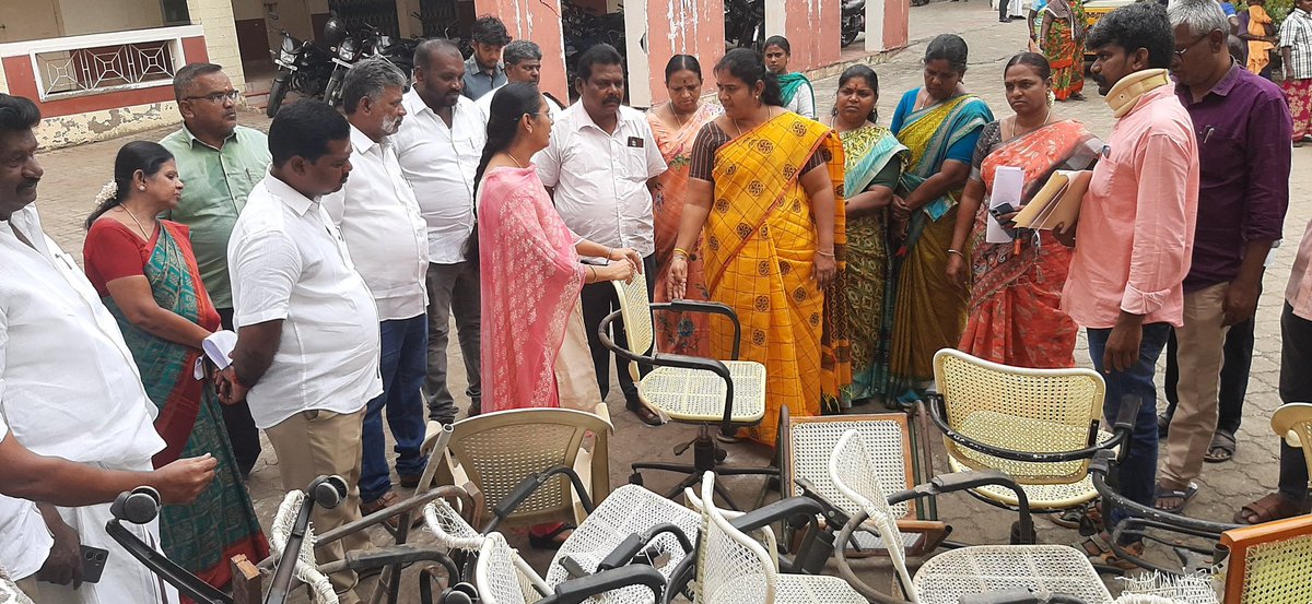 karur_mayor's tweet photo. வழிகாட்டுதலின்படி,

கரூர் மாநகராட்சி அலுவலகத்தில் இன்று அலுவலகம் மற்றும் அதன் சுற்றுப் புறத்தை தூய்மையாக வைத்திருப்பதற்கான *தூய்மை உறுதிமொழி* ஏற்றுக் கொண்டோம்.

உடன் மாநகரச் செயலாளர் மற்றும் 4வது மண்டலக் குழுத் தலைவர் திரு. *S.P.கனகராஜ்*,  2வது மண்டலக் குழுத் தலைவர் https://t.co/aMVgobWpBb