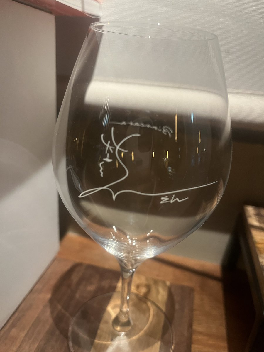 江口さんの画集get。
ビアンカグラスの画も収録されててうれしいなー☺️

そして、そのグラスは追加分が入荷しましたので、通販でもビアンカーラ店頭でも購入可能です🤗

通販購入済の方は随時発送しておりますので到着までいますこしお待ち下さい💚

#江口寿史
#ビアンカーラ14周年記念グラス