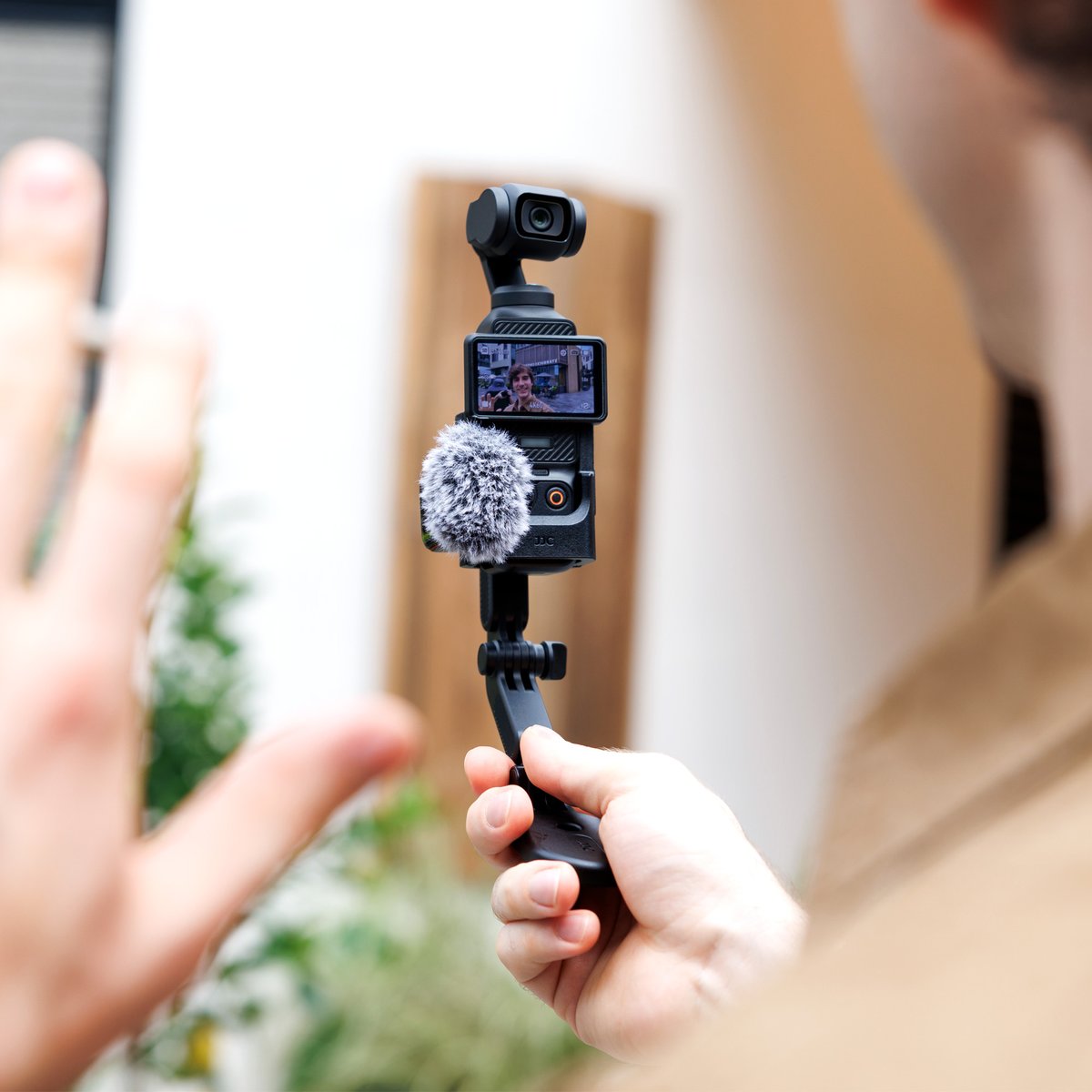 JapanJJC_Pr's tweet image. 📢 #JJC Osmo Pocket 3用の新型マグネットマウント！

🤳2段延長アームで自由度の高いアングル設定が可能。
🧲強力磁気で簡単取り付け、ビデオ通話やライブ配信が便利になり、さらなる撮影角度を広げる

#DJI #OsmoPocket3 #自撮り #vlog #撮影
▼詳細はこちら 
amazon.co.jp/dp/B0FMXNMPC2