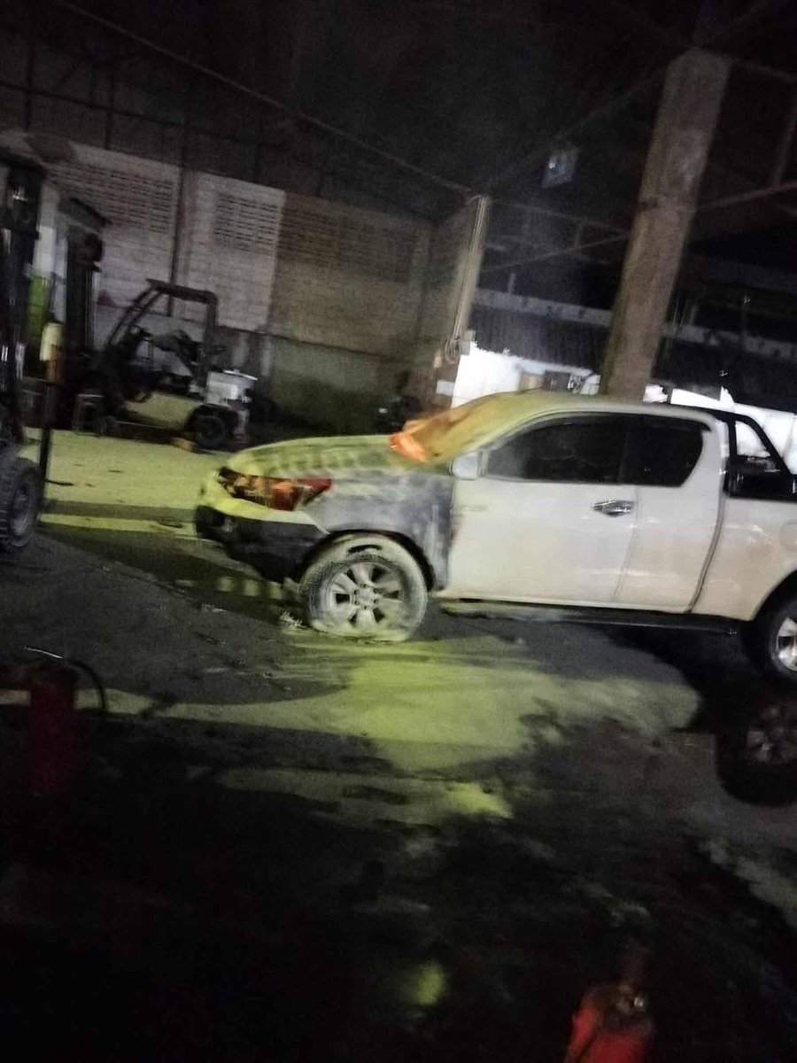 เมื่อคืนที่ผ่านมา เกิดเหตุลอบวางเพลิงในบริเวณโรงงานบริษัทโรจน์พาราวู้ด จำกัด ม.2 ต.สาวอ  อ.รือเสาะ จ.นราธิวาส
ทำให้รถยนต์ที่จอดในบริเวณโรงงานได้รับความเสียหายจำนวน 5 คัน เช้านี้ จนท.เข้าตรวจสอบอย่างละเอียดอีกครั้ง <a href="/ThaiPBS/">Thai PBS</a> <a href="/ThaiPBSNews/">Thai PBS News</a>