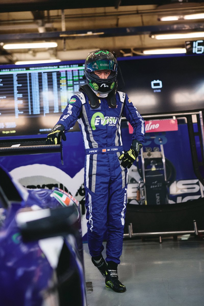 Chipper_Chom's tweet image. นักแข่งที่เท้าเอววีนได้หล่อที่สุด เก่งมาจากไหนเจอร่างพี่นักแข่งอี้ป๋อไปตายเรียบทุกคน

85 TAKES POLE AT SIC
#WANGYIBOxGT3QUALIFYING