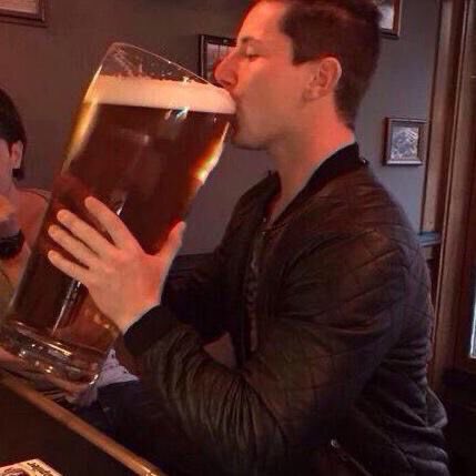 idk_bii's tweet photo. lo que voy a tomar cerveza este veranoo, sube dos grados la temperatura y yo estoy así: https://t.co/v4wfcFnrHM