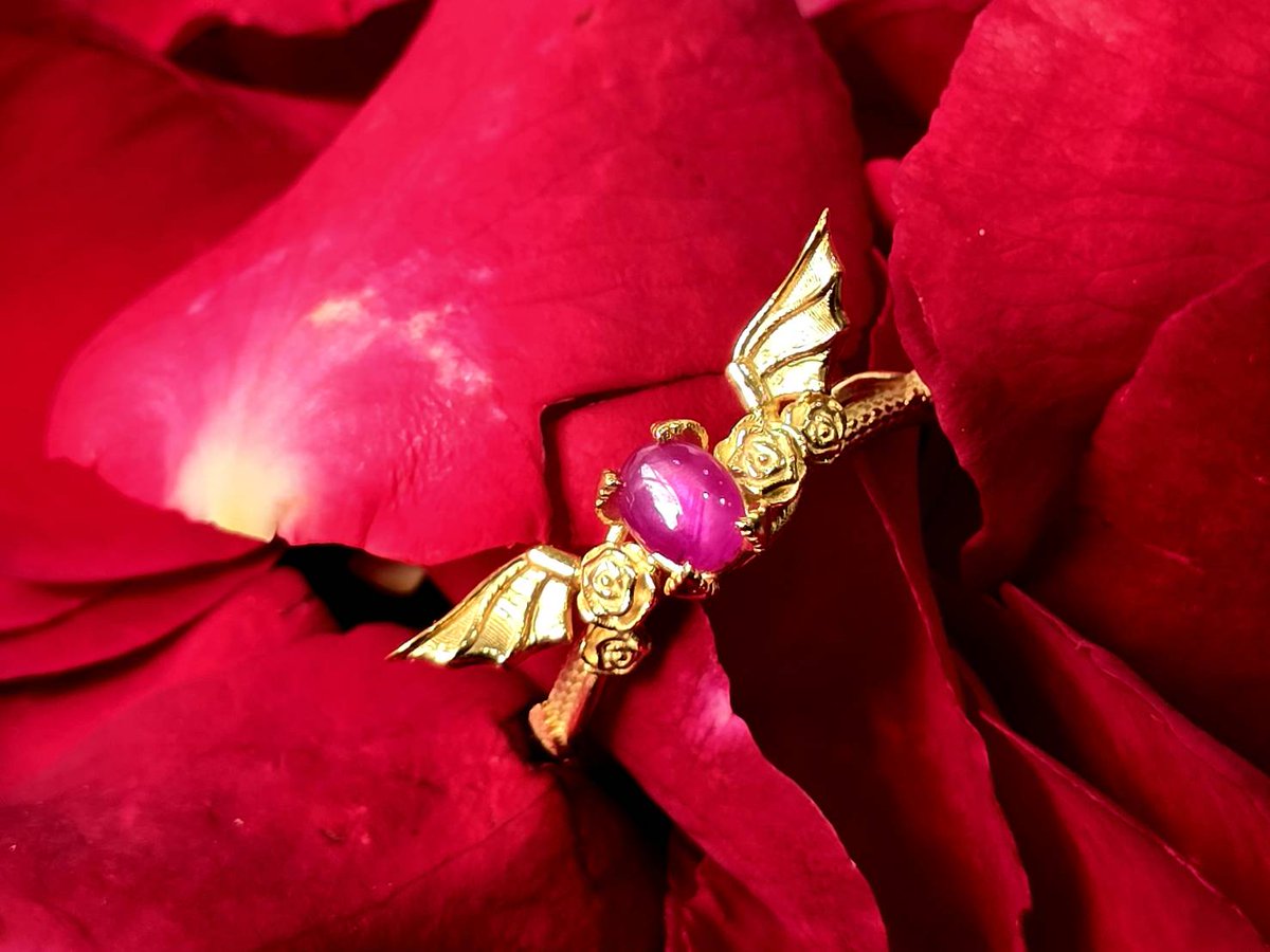 stoneinroom's tweet image. งานจากร้านเราใช้การรังสรรค์จากมือมนุษย์หมดเลยครับ ตั้งแต่ภาพสเกต ภาพวาด งานสามมิติ งานขึ้นตัวเรือน งานเจียระไนอัญมณี ยังไงก็ฝากเนื้อฝากตัวหน่อยนะครับ