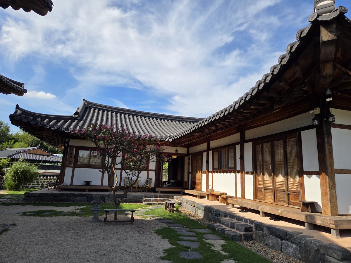 goldrose9090's tweet photo. 🌷A Quiet Afternoon at Mood Village Hanok Cafe in Buyeo
🌸#BuyeoTrip #HanokCafe #MoodVillage #ChestnutLatte #TravelVibes #KoreanHeritage #CafeHopping #VanillaBeanLatte #SlowTravel #HiddenGem
👉Read more here!:
🔗https://t.co/m1nuaEKGdN https://t.co/NtvynylX5K
