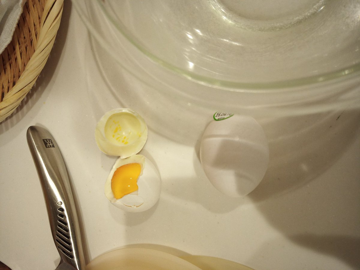 オムライスつくろうと思ってタマゴ割ったらこれよ
#ひるごはん
#オムライス