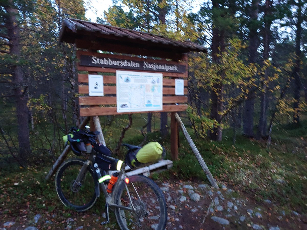 _3hat's tweet image. Viiden jälkeen saavuttu Stabikselle. Tänne johtava hiekkatie Ruska-laatua eli ei ihan priimaa. Taluttelen kaupunkia kohti, kiirettä ei ole. #ruska2025