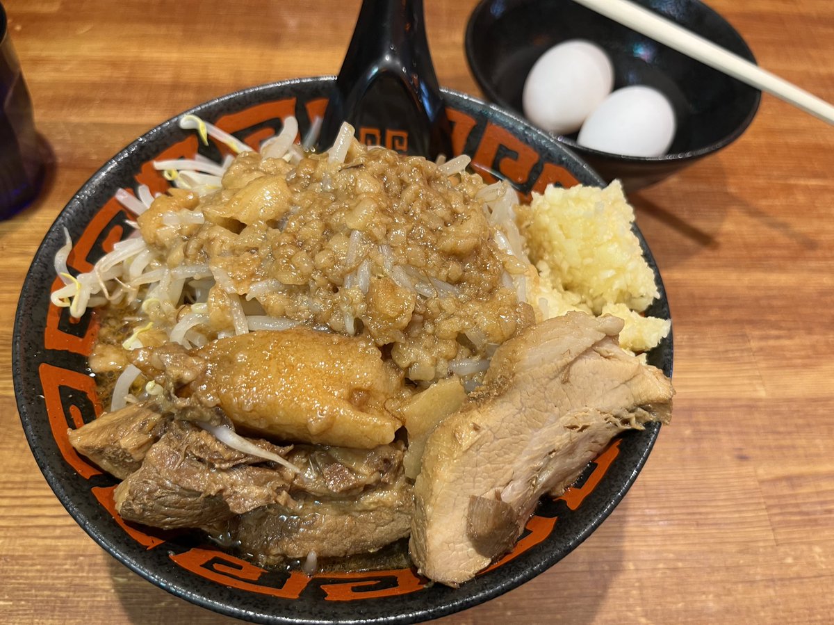 「豚ラーメン」が話題だけど、こないだ行った豚ラーメンの店は女性店員さんが多い上に店内のんびりしてて気楽だった
やっぱりリラックスして食べたい