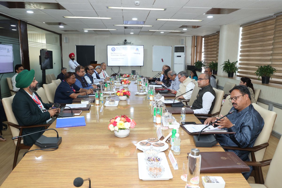 CSIR_CSIO's tweet image. The Parliamentary Standing Committee on S&amp;amp;T, Environment, Forests &amp;amp; Climate Change visited @CSIR_CSIO to review R&amp;amp;D progress &amp;amp; indigenous tech innovations. The Committee lauded progress &amp;amp; industry transfers, stressing self-reliance through innovation. @DrJitendraSingh  @PMOIndia