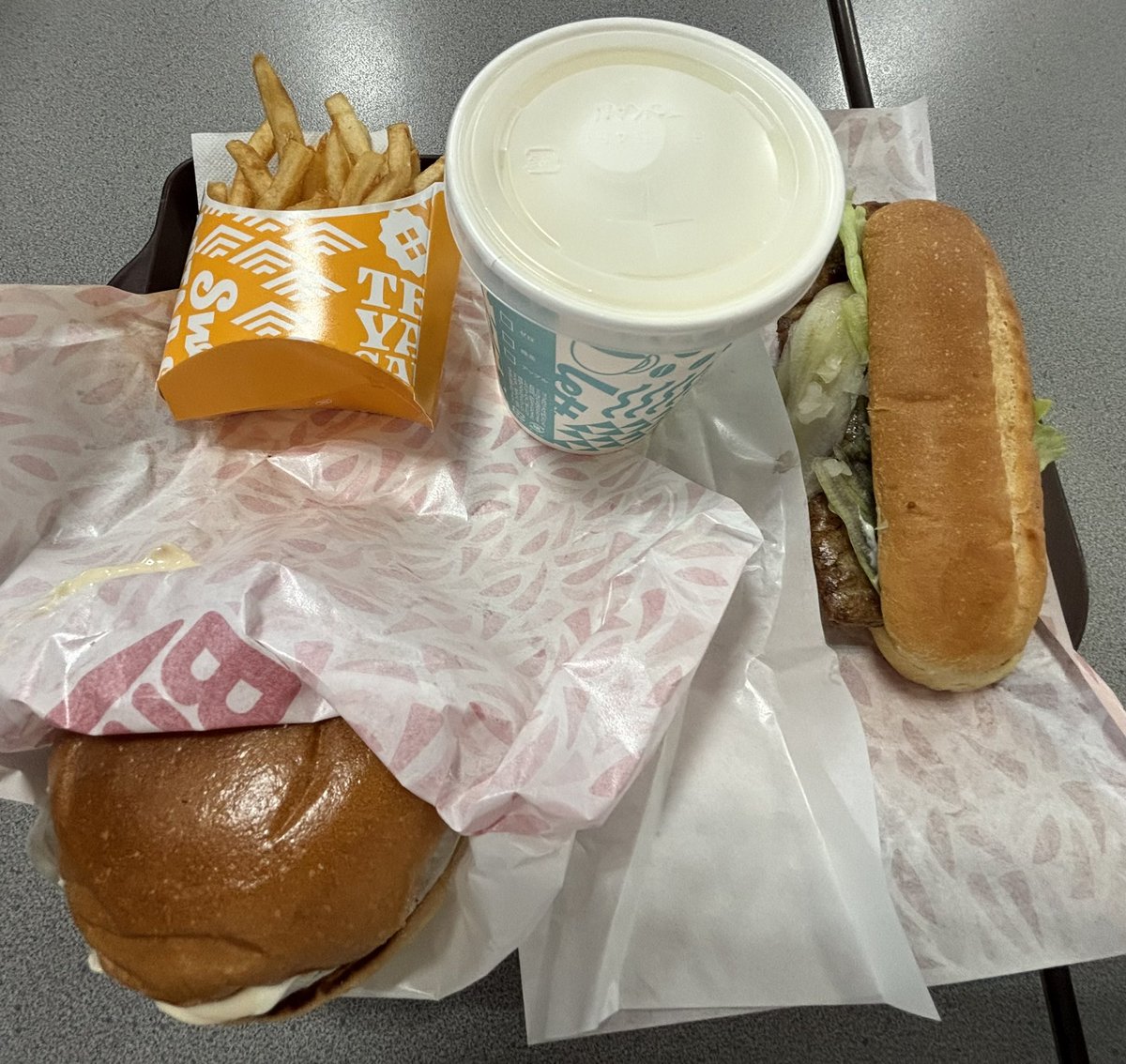 久しぶりのロッテリアw
トリュフ薫る半熟月見絶品チーズバーガーと安定のリブサンドポーク