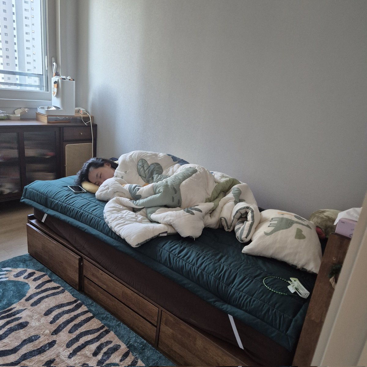 #시흥 #배곧동 가인이가 잠버릇이 심한데...아침에 보러가면 늘 침대헤드랑 반대 방향으로 누워 잠 ㅋㅋㅋ