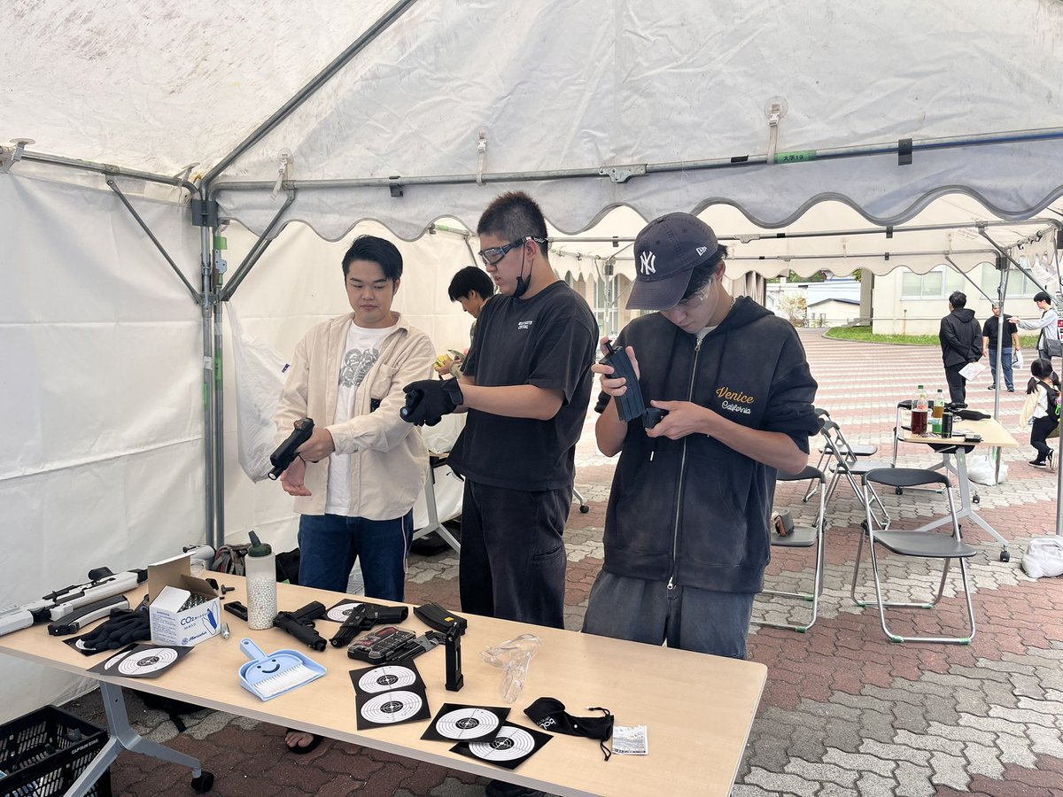 MIT_Airsoft's tweet image. 室蘭工業大学学校祭！
MIT Airsoftも元気に出店してます！！！

こちらはCO2ガスガンを使った射的！

MAX100点満点で何点取れるかな！？

今のところ一般のお客様の最高点数は65点です！

是非お越しください！！！
