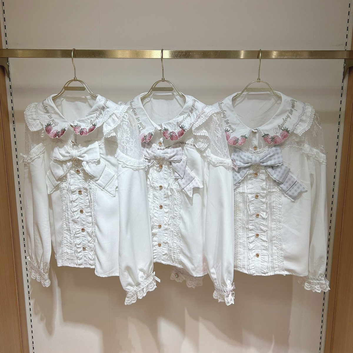 近鉄ℙ𝕒𝕤𝕤'𝕖店 ℕ𝕖𝕨 𝔸𝕣𝕣𝕚𝕧𝕒𝕝 ❤︎ストロベリー刺繍ブラウス