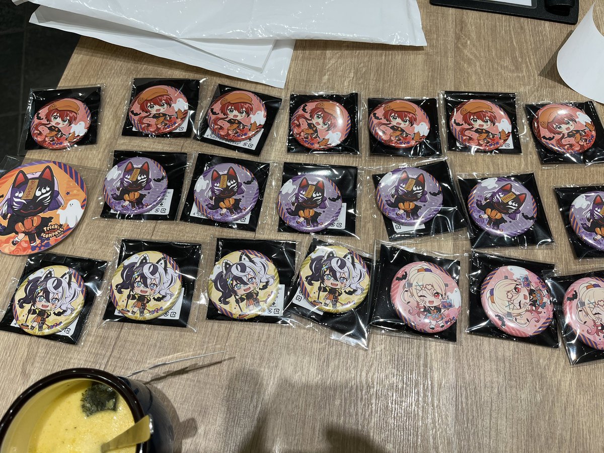 カフェ行って来た〜☕️
自引きくーちゃん0(3枚目)でめっちゃショボくれたけど、交換してくださった方々のおかげでほぼ理想の結果(4枚目)になった( * ॑꒳ ॑*)
本当にありがとうございましたぁぁ！！！