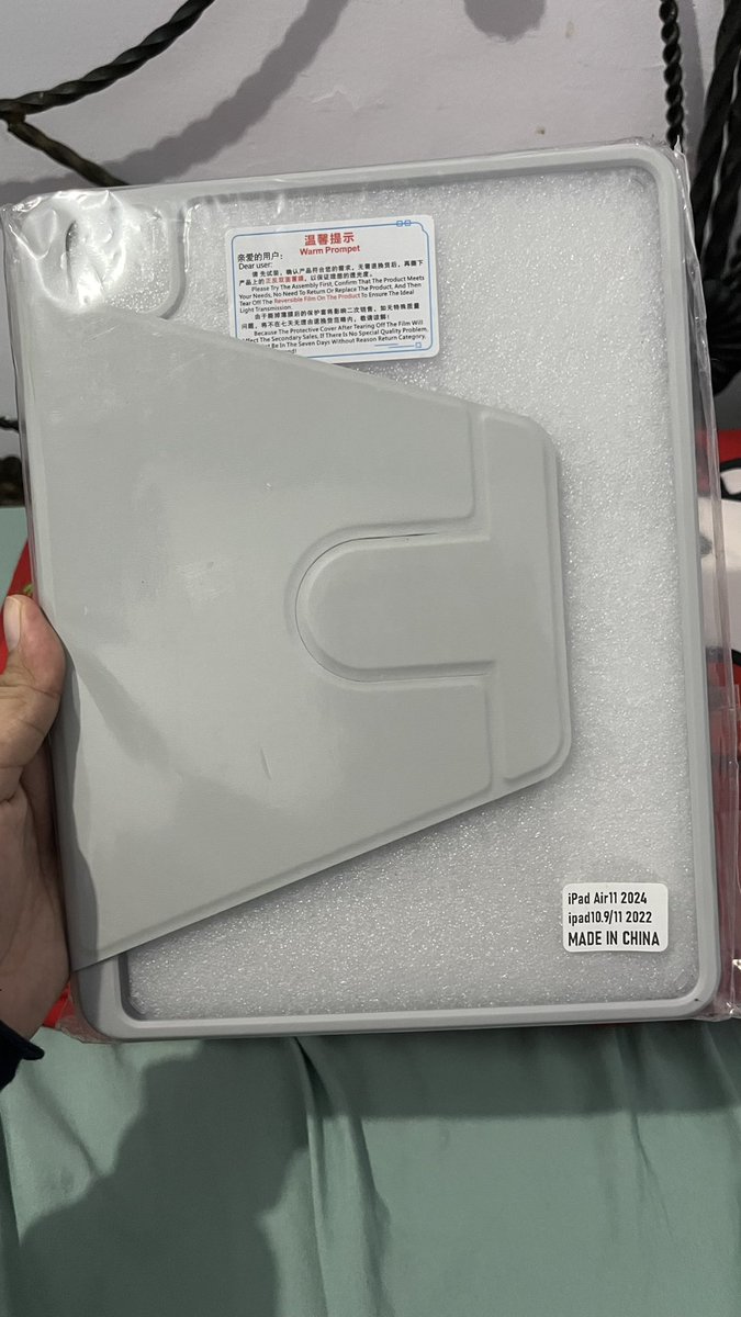Hyeesuuyaa's tweet photo. Wts case ipad for ipad air 6 11” , dijual karena salah beli. Harga 60k. Yg mau dm ajaa🙏🏻 https://t.co/mcbTrMRQZm