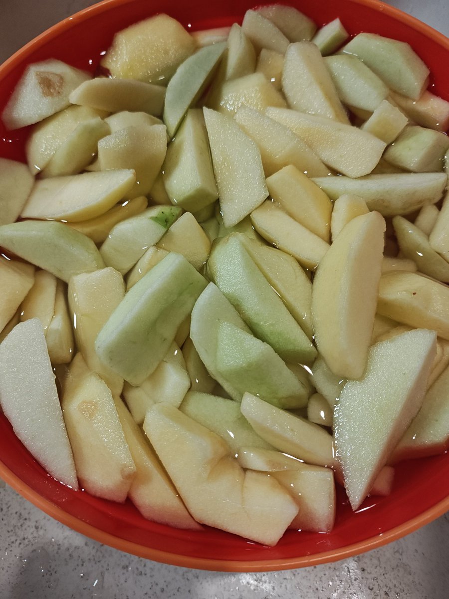 September so I have fucking apples.

Peanut butter apple crumble forthcoming. But these are the apples I didn't use. Cut up I think it's called a shit load.