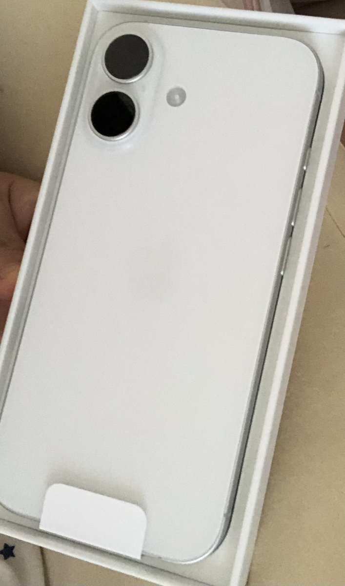 昨日iPhone17届いたー！
いまやっと設定おわって、今日から使える❤️
iPhone8→17だから、色々違いすぎるw

あかねちゃんの結婚式の写真たくさん撮るぞーー♪
楽しみ😊