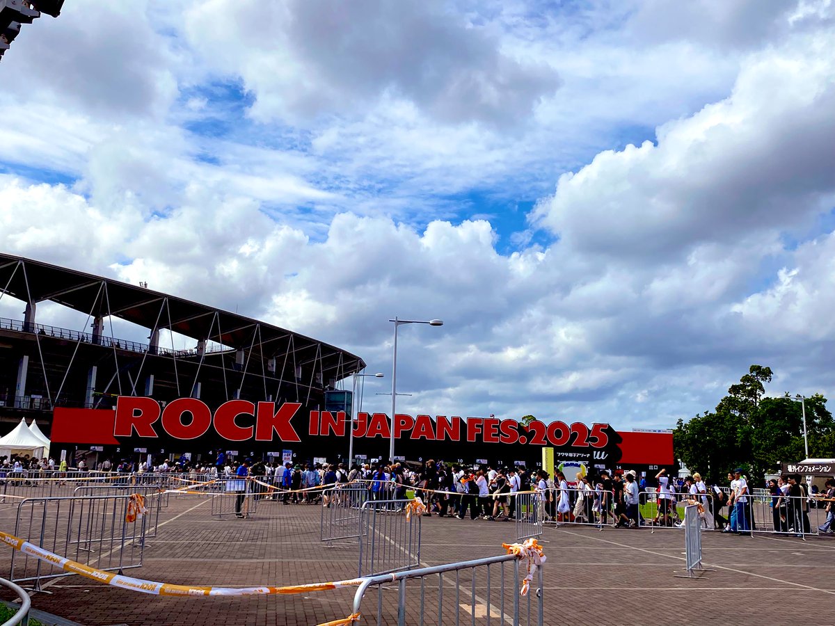 DoMikans's tweet photo. ROCK IN  JAPAN!! 
飲んで気持ちよくなってきた https://t.co/eI8pnjDBF3
