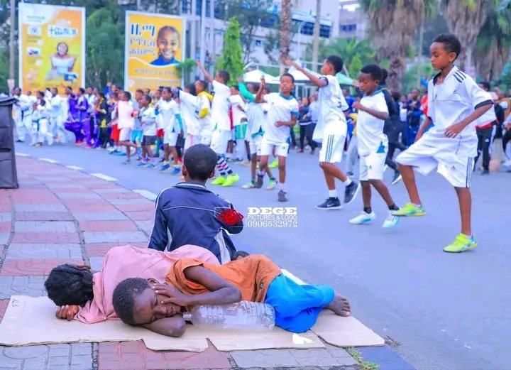 AddikaChelsea's tweet image. ኤፍሬም ታምሩ ...
&quot;ሰው መሰረቱ መቼ ይለያያል 
በአንድ አካል ተፈጥሮ አንድ ሆኖ ይታያል 
ሀብትን የታደላት ትልቅ ሰው ይባላል 
ያጣም ድህነቱን አምኖ ይቀበላል 
ያለለትን ሊኖር እድሜውን ሲገፋ
ከቶ በህይወቱ ማነው የማይከፋ ....&quot;