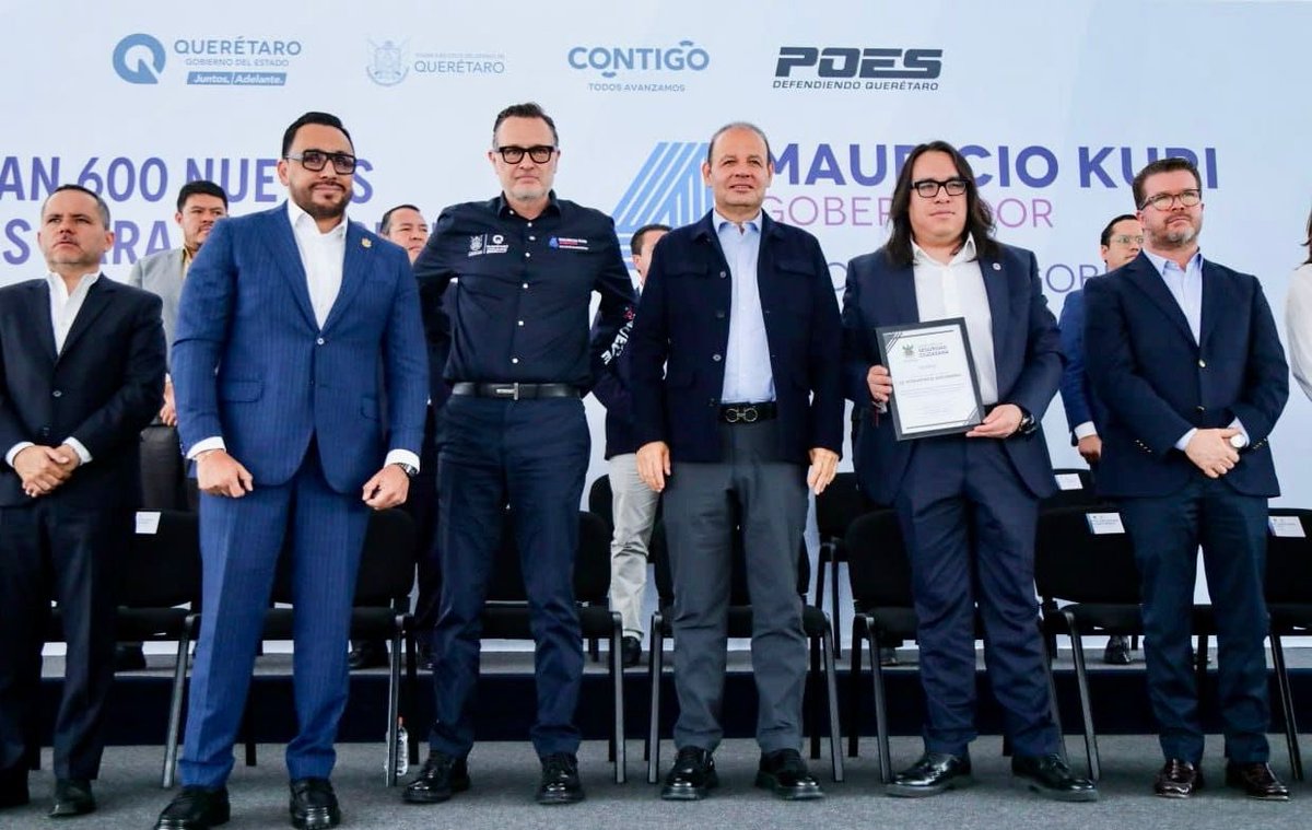 El trabajo realizado en la <a href="/fiscaliaqro/">Fiscalía General del Estado de Querétaro</a> durante el primer año de la administración del fiscal Víctor Antonio de Jesús, ha generado resultados positivos para todo el estado, hoy a nombre de la <a href="/SSCQro/">Secretaría de Seguridad Ciudadana de Querétaro</a> y <a href="/POESQro/">POES Querétaro</a> hicimos entrega de un reconocimiento por el gran trabajo realizado y