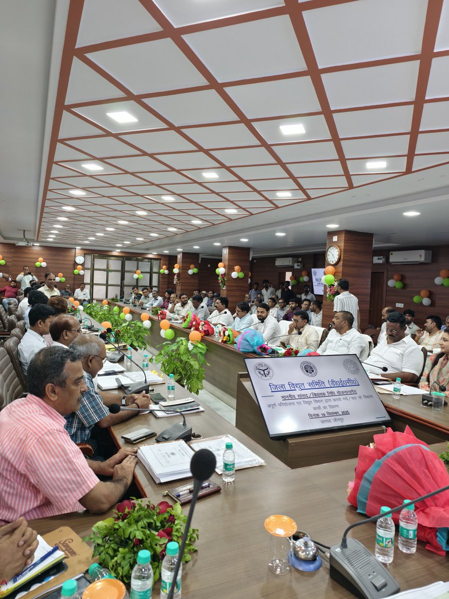 mla_pankaj's tweet image. आज ऊर्जा विभाग द्वारा आहूत बैठक में भाग लेकर क्षेत्र की ऊर्जा समस्याओं एवं समाधान पर विमर्श किया और आमजन को स्थायी ऊर्जा आपूर्ति सुनिश्चित कराए जाने हेतु दिशा निर्देश दिए।