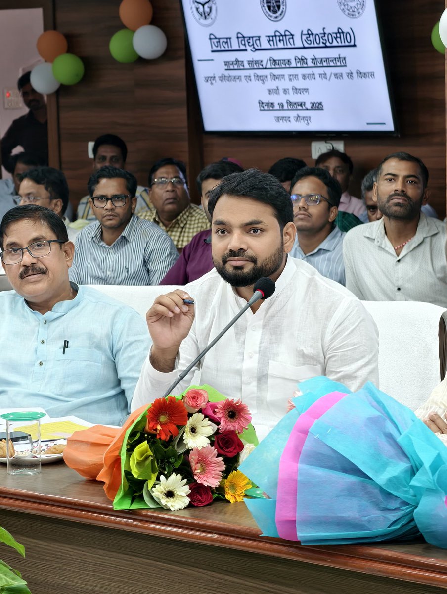mla_pankaj's tweet image. आज ऊर्जा विभाग द्वारा आहूत बैठक में भाग लेकर क्षेत्र की ऊर्जा समस्याओं एवं समाधान पर विमर्श किया और आमजन को स्थायी ऊर्जा आपूर्ति सुनिश्चित कराए जाने हेतु दिशा निर्देश दिए।