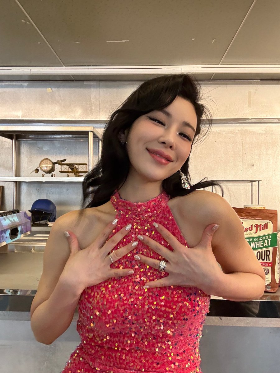 오늘 오후 7시🎶

#정선아 의 뮤지컬 #멤피스 
마지막 공연이 시작됩니다!

𝗘𝗩𝗘𝗥𝗬𝗕𝗢𝗗𝗬 𝗛𝗢𝗖𝗞𝗔𝗗𝗢𝗢🤟🏻

돌멩이들! 오늘도 클럽 언더그라운드에서 만나❤️🔥
#썸머펠리샤 의 음악이 흘러 넘치게 𝗩𝗼𝗹𝘂𝗺𝗲 𝗨𝗽🔊

펠리샤 役 ㅣ 정선아 

뮤지컬 <멤피스>
2025.06.17-09.21
충무아트센터