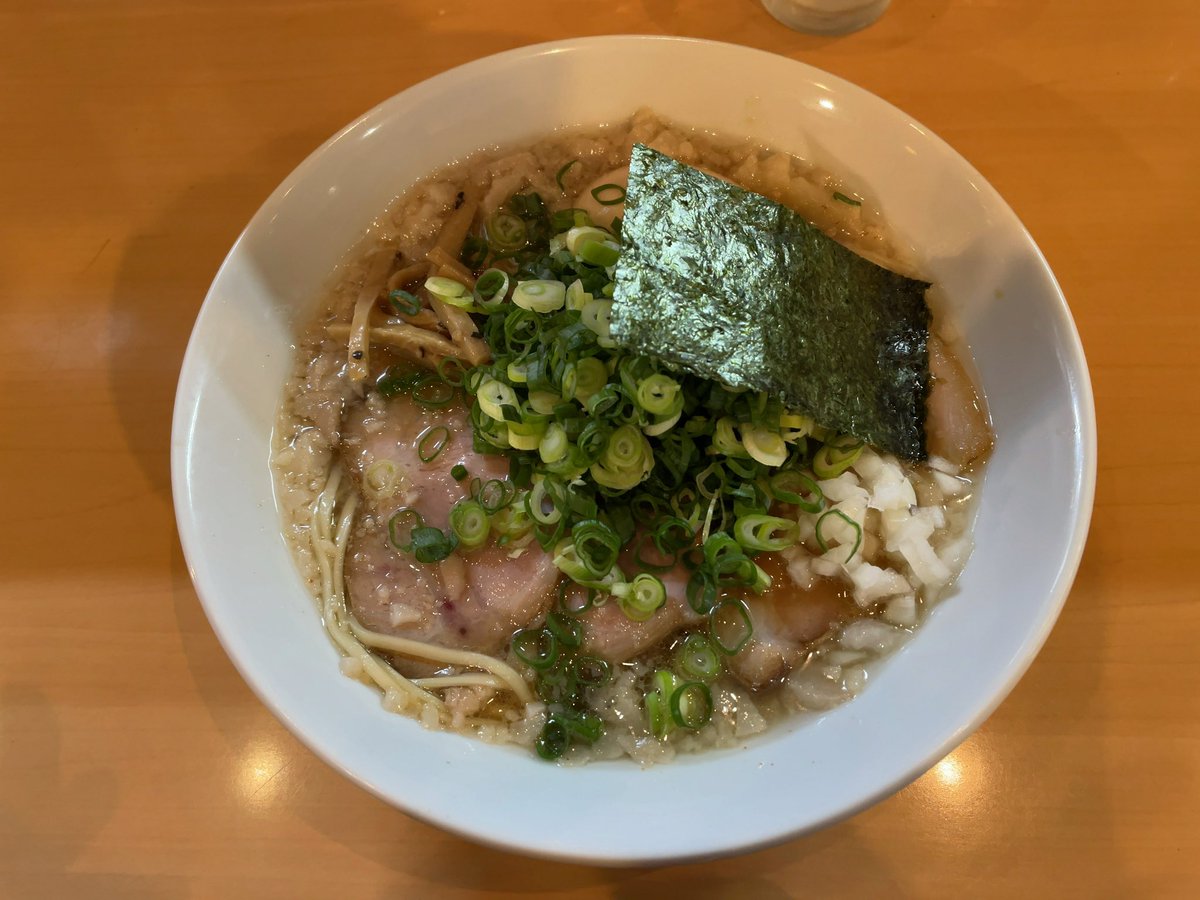 本八幡 魂麺で特製背脂醤油ラーメンを頂く。魂麺の背脂はくどくなくてサラッとしていて胃袋に優しい。九条ネギとストレート麺を一緒にかきこんで幸せ。美味しく頂きました。 #魂麺 #本八幡
