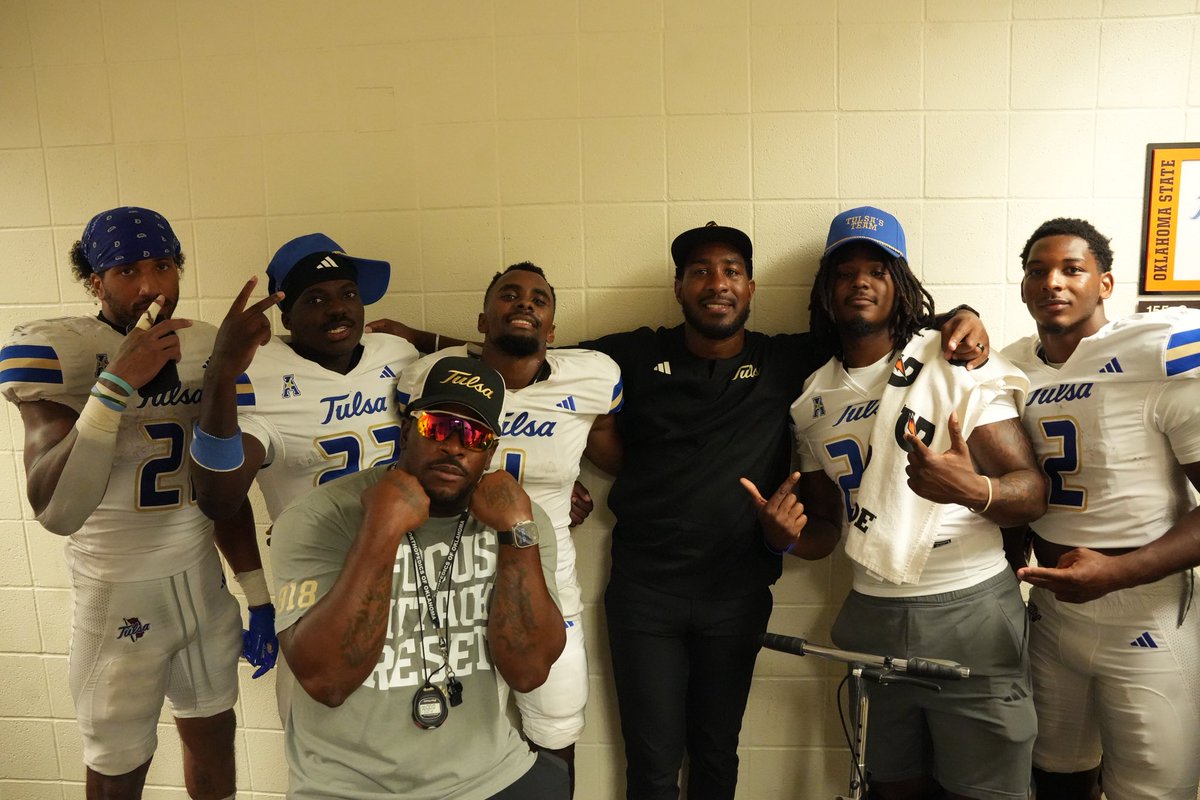 TeamKamMartin's tweet photo. #NewTulsa ๐๐
Big time WIN on the road โผ๏ธ
#CatchingBlessings
#ReignCane
#TulsaRBz https://t.co/nwMwg65kbd