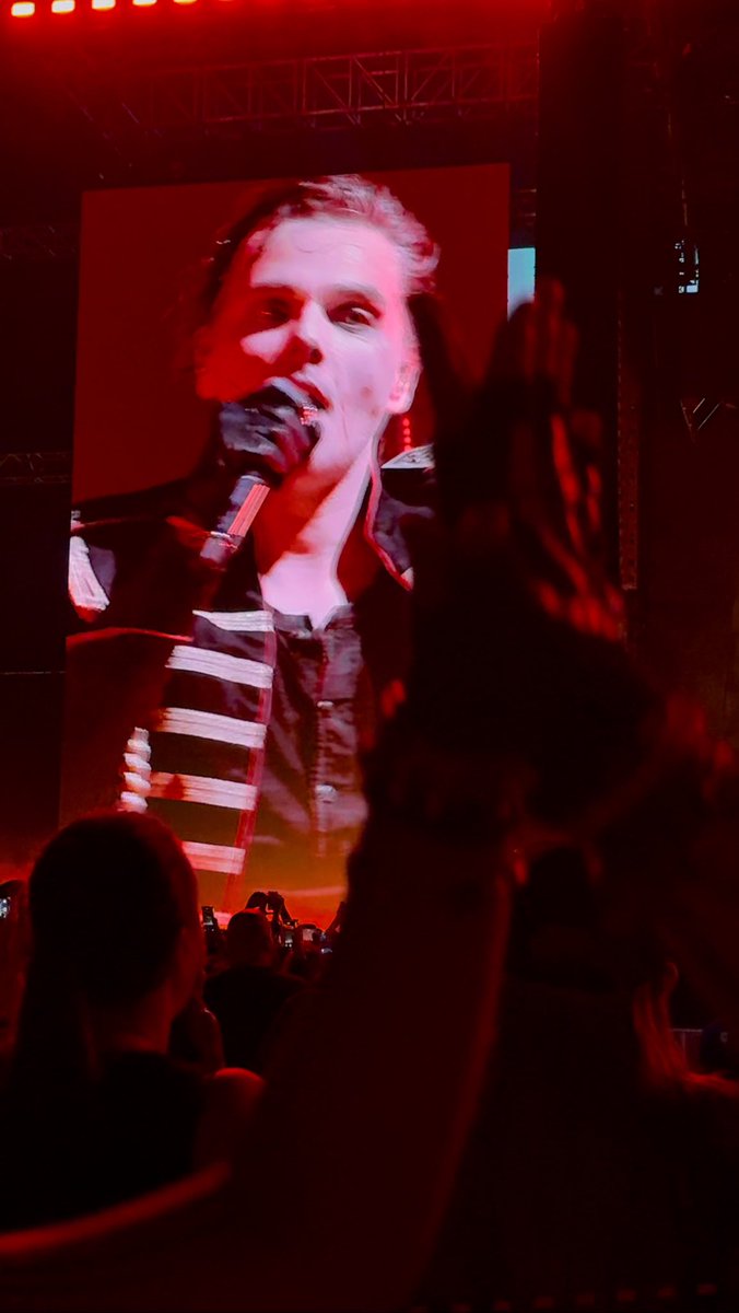 Kaytlyn_16's tweet photo. @MWhiteShelley Did you hi-five your friend after you got it? Cause this was in my video https://t.co/ZQBbbtxFqT
