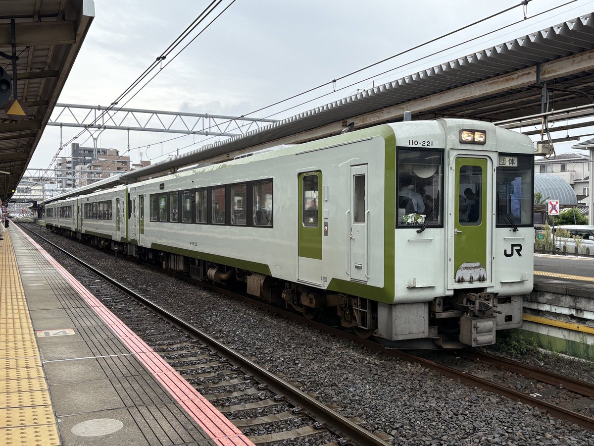 e7_sg_gotsu's tweet image. 4両編成のキハ110
Takasaki Line Yell号

ようこそ！
さいたま市北区・宮原駅へ！

支社内で完結させる為に、大宮駅に行かないのは、高崎支社のお家芸。
復路発車までは留置。時間たっぷりなので、マナー良く交代しながら撮影しましょう〜