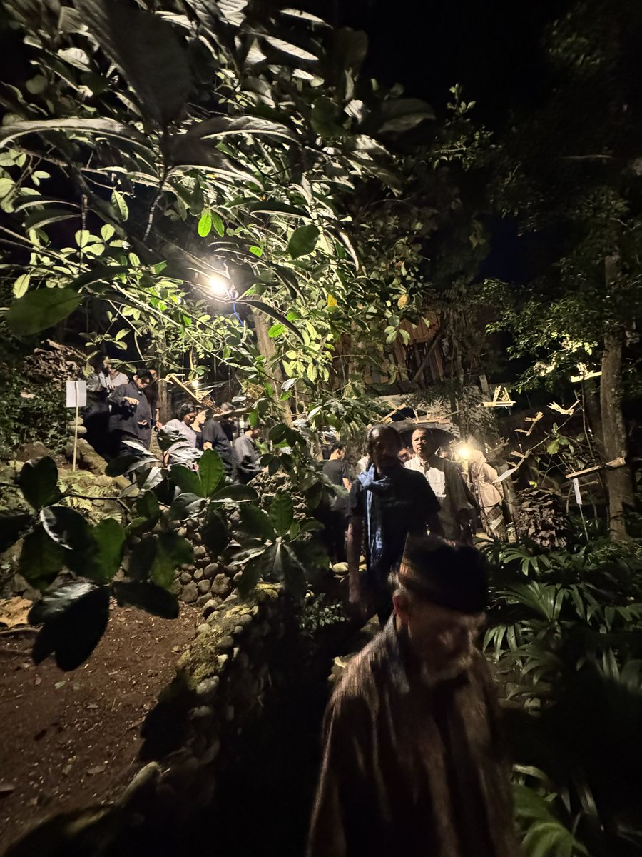 Malam pembukaan pameran di rumah sekaligus museum Eko Prawoto dalam rangka 2 tahun kepulangan beliau

*thread foto dan poster pameran